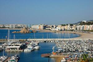 Marina et pêche Port dans le ville de blanes sur le catalan côte. photo