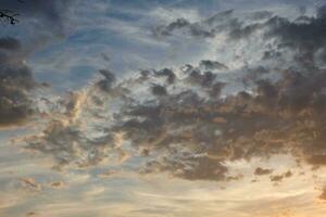 nuages et effets de lumière dans le ciel à l'aube ou au crépuscule. photo