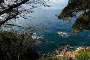 rochers et mer sur le méditerranéen côte, costa brava Catalana photo