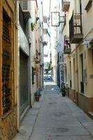 étroit des rues dans le vieux trimestre de le méditerranéen ville de blanes dans le Province de Barcelone, catalogne, Espagne. photo