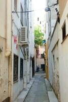 étroit des rues dans le vieux trimestre de le méditerranéen ville de blanes dans le Province de Barcelone, catalogne, Espagne. photo