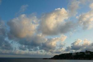 nuages épars dans le ciel indiquant un changement de temps. photo