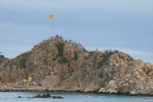 catalan drapeau avec rouge et Jaune rayures sur Haut de une Roche photo