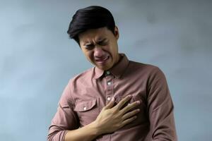 asiatique Jeune homme avec flatulence ulcère expériences estomac douleur de nourriture empoisonnement ou gastrite photo