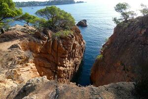 rochers et mer sur la costa brava catalane, mer méditerranée, mer bleue photo