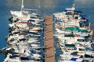 Marina et pêche Port dans le ville de blanes sur le catalan côte. photo