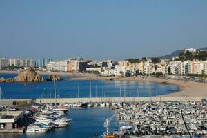 Marina et pêche Port dans le ville de blanes sur le catalan côte. photo