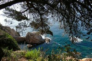 rochers et mer sur le méditerranéen côte, costa brava Catalana photo