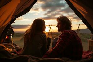 content couple pique-niquer dans une tente à le au bord de la rivière photo