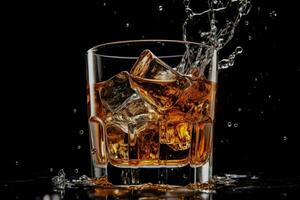 isolé sur noir une verre éclaboussures whisky avec la glace cubes photo