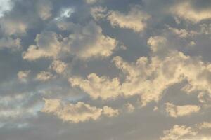 nuages épars dans le ciel indiquant un changement de temps. photo