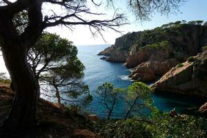 costa brava et sentier côtier le long de la côte accidentée du nord de la catalogne, espagne photo