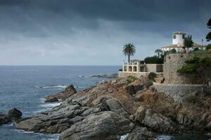 costa brava et sentier côtier le long de la côte accidentée du nord de la catalogne, espagne photo