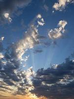forme de cheval incroyable des nuages. lever de soleil avec nuages et rayons de soleil photo