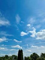 belles formations de nuages blancs moelleux dans un ciel d'été bleu profond photo