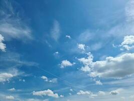 belles formations de nuages blancs moelleux dans un ciel d'été bleu profond photo