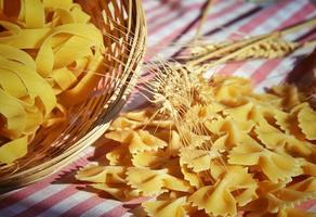 pâtes macaronis italiens crus crus photo