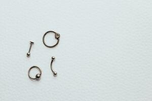 des boucles d'oreilles et anneaux fabriqué de médical acier pour perçant photo