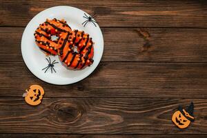 beignets dans noir et Orange glaçage, une plat pour Halloween photo