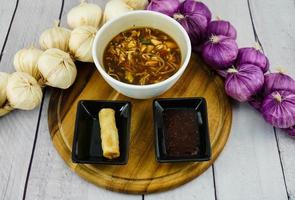 soupe traditionnelle aux légumes frais asiatiques photo