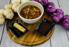 soupe traditionnelle aux légumes frais asiatiques photo