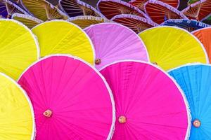 parapluies en papier colorés faits à la main à chiang mai, thaïlande photo