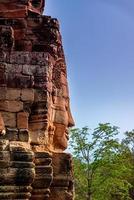 Les reliefs en pierre se dirigent sur les tours du temple Bayon à Angkor Thom photo