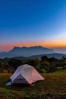 Tente touristique sur la colline de san pa kia à chiang mai, thaïlande photo