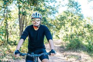 l'homme faisant du vélo dans un chemin de montagne photo