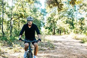 l'homme faisant du vélo dans un chemin de montagne photo