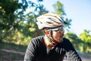 les cyclistes de montagne s'assoient sur des vélos et regardent vers la gauche. photo