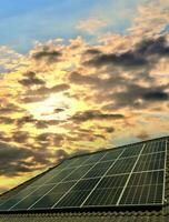 panneaux solaires produisant de l'énergie propre sur le toit d'une maison d'habitation photo