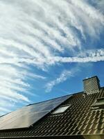 panneaux solaires produisant de l'énergie propre sur le toit d'une maison d'habitation photo