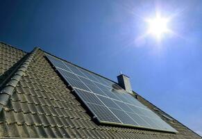 panneaux solaires produisant de l'énergie propre sur le toit d'une maison d'habitation photo