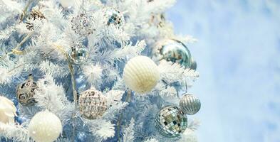 proche en haut de Noël arbre avec blanc ornements. photo