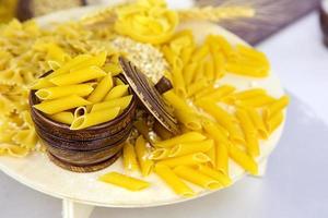 pâtes macaroni italiennes non cuites photo