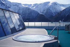 un bateau de croisière dans les fjords de norvège photo