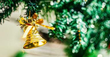 peu d'or cloche pour Noël décorations. photo