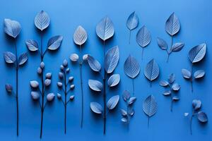 bleu plante feuilles complément le tomber saison contre une bleu toile de fond photo