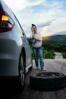 belle jeune femme debout près de la voiture pour avoir appelé à l'aide photo