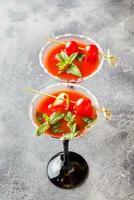 sanglant Marie alcoolique cocktail avec mûr tomates et menthe. sélectif concentrer photo