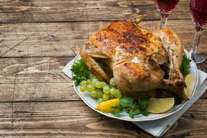 poulet au four, verres à vin et fruits pour le dîner sur la table de fête. copie espace photo