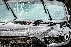 laver la voiture avec de la mousse en été photo