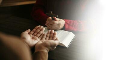 deux gens en train de lire et étude Bible dans Accueil et prier ensemble.étudier le mot de Dieu avec amis. dans Soleil lumière photo