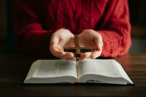 femme prier sur saint Bible dans le matin.femme main avec Bible prier. Christian la vie crise prière à Dieu. photo