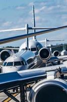 trafic dense sur le tarmac de l'aéroport avant le décollage des avions photo