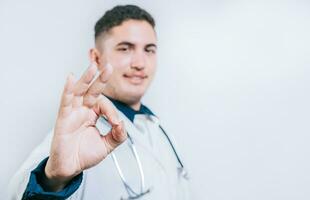 de bonne humeur médecin faire des gestes approbation isolé. Beau Latin médecin approuvant et recommander isolé photo