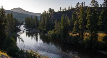 Rivière Yellowstone au lever du soleil près du parc Yellowstone photo