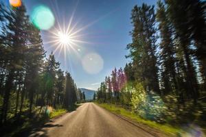 Conduire le long des routes du lac mcdonald dans le parc national des glaciers du montana photo