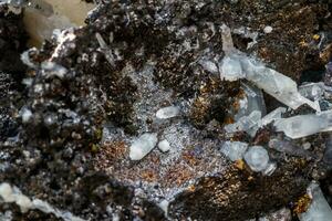 pierre minérale macro quartz drusus avec sphalérite dans la roche un fond blanc photo